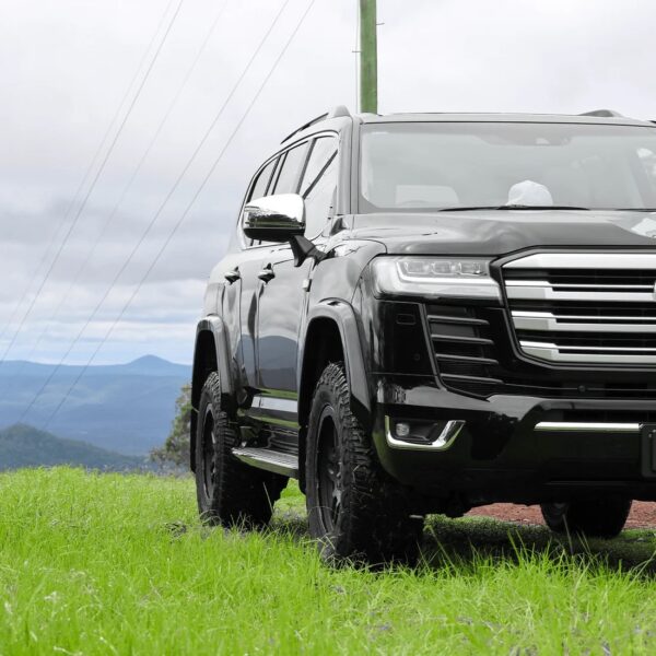 TOYOTA LANDCRUISER 300 SERIES FLARE & MUD FLAP KIT